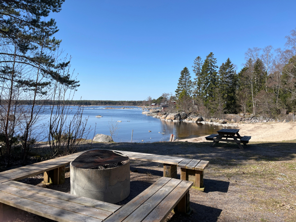 Stranden i bakgrunden 