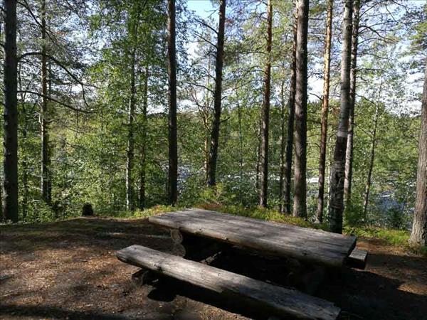 Picknickbordet står på kanten ner mot älven