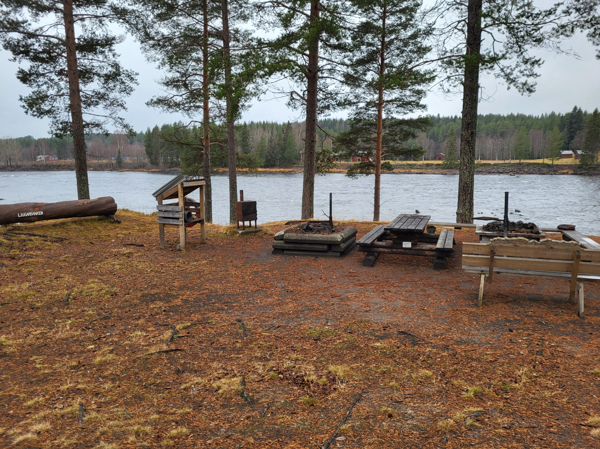 Två eldstäder med bänkbord emellan