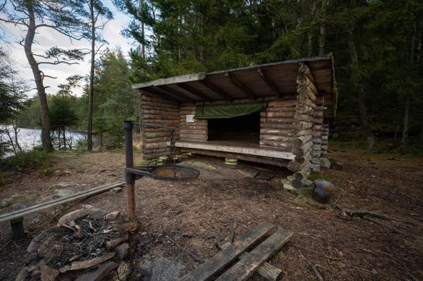 Vindskydd Lilla Lövsjön insidda med grillplats