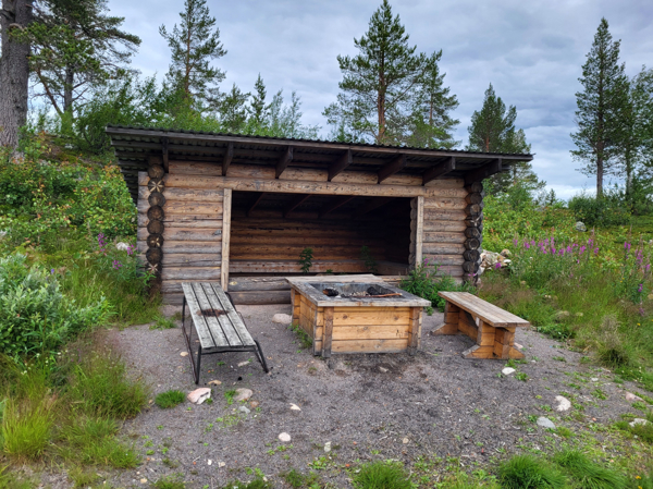 Eldstad med bänkar framför vindskyddet